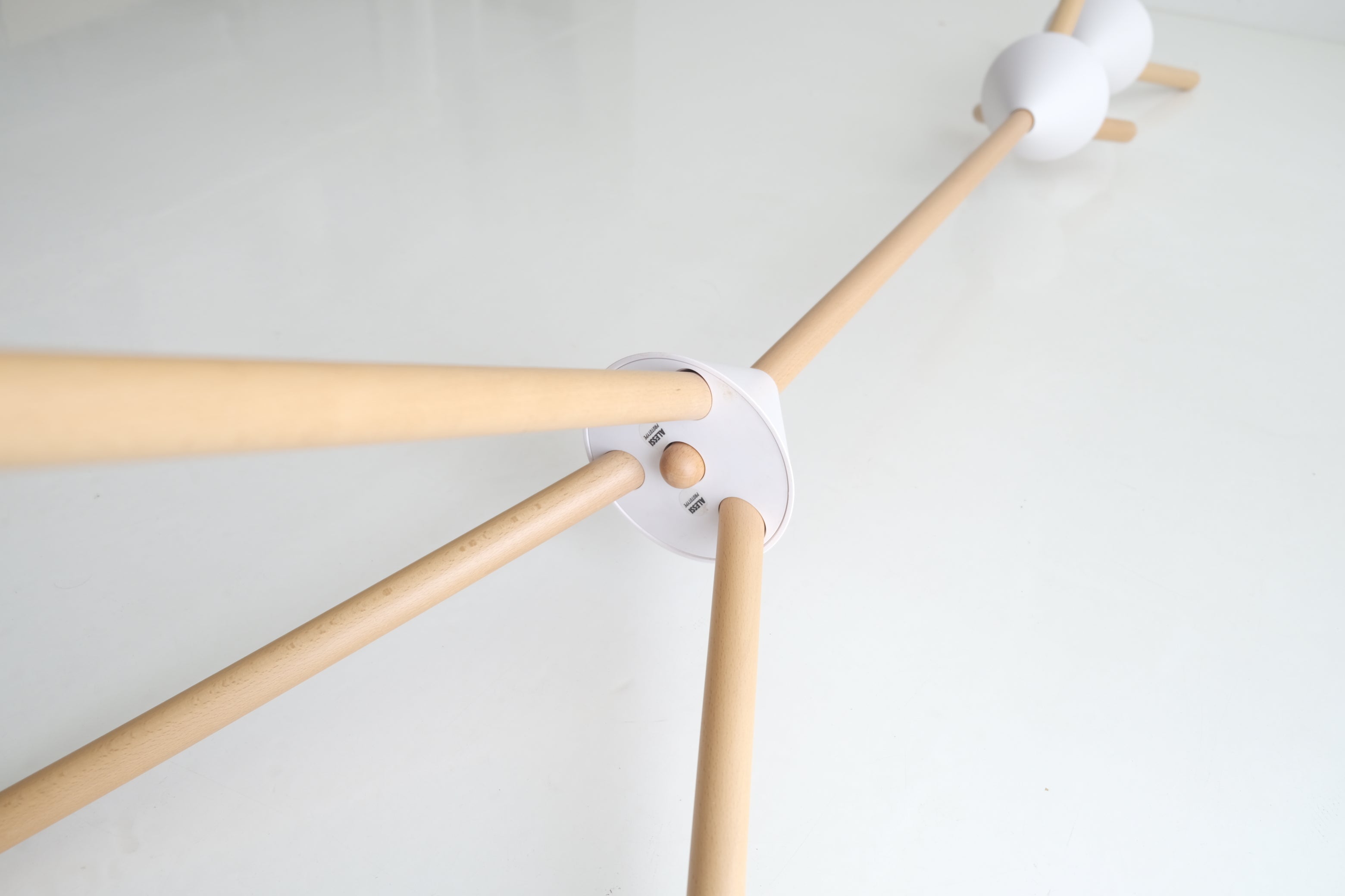 服を、宙に浮かせる。PIERROT コートスタンド｜Alessi / Pauline Deltour