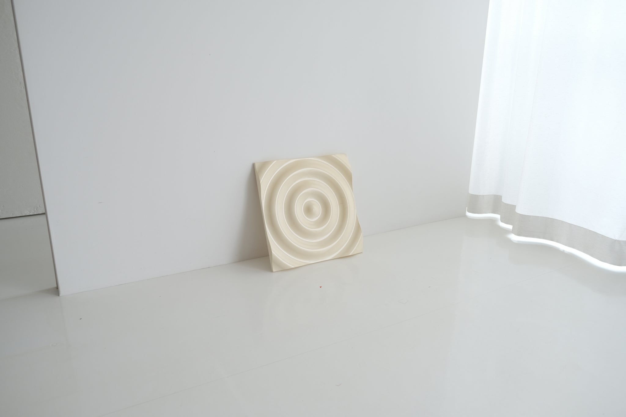 Ripple|Ross McBride センターピースとして佇む静謐なアートパネル