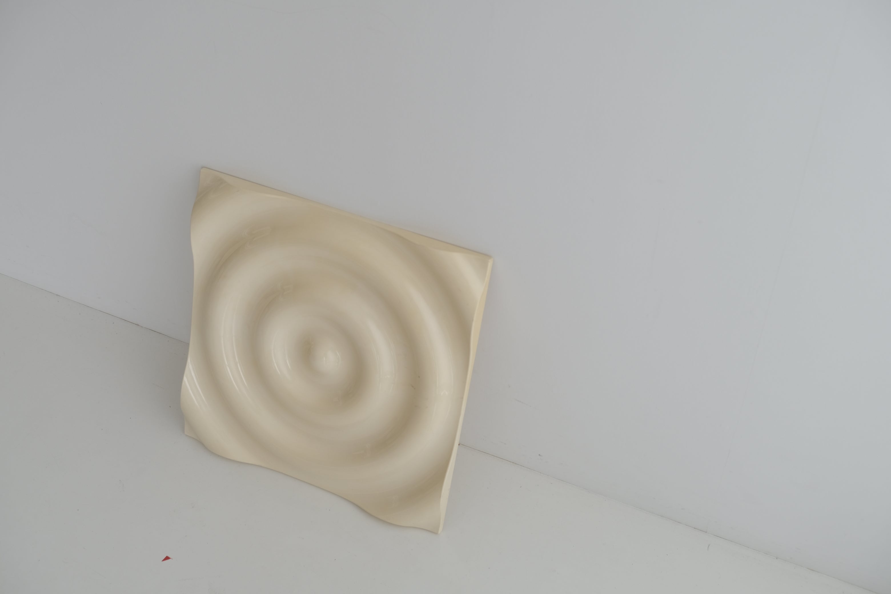 Ripple｜Ross McBride センターピースとして佇む静謐なアートパネル