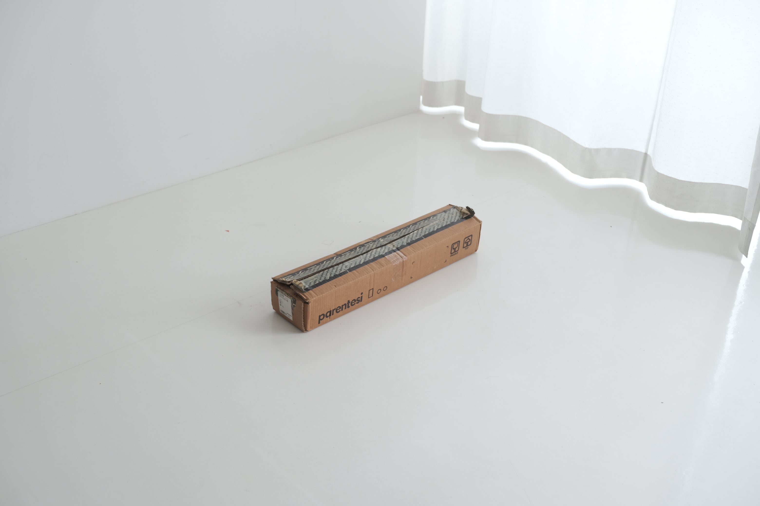 FLOS Parentesi｜静止と緊張が交差する、建築的照明の名作【未使用・箱あり】