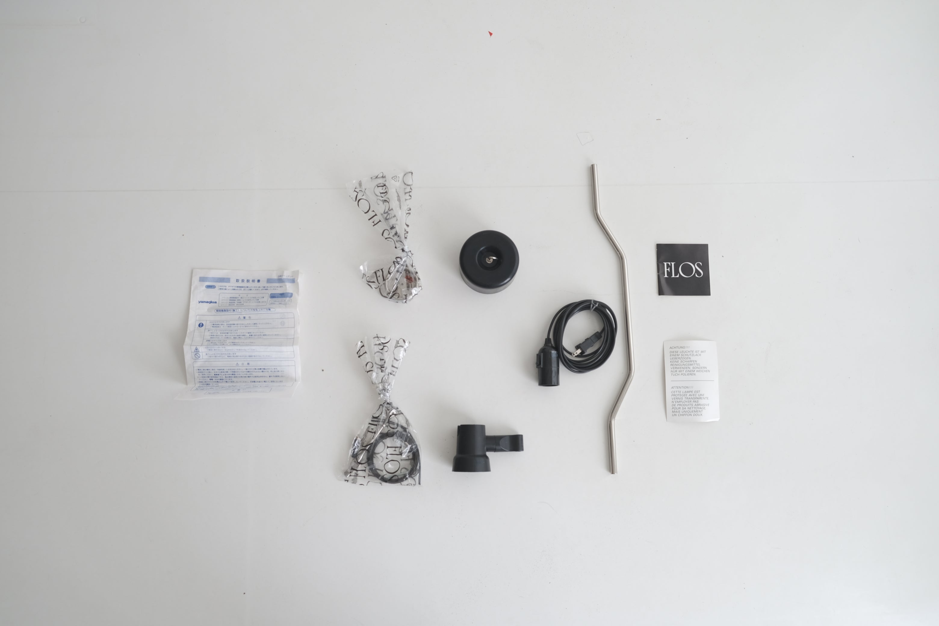 FLOS Parentesi｜静止と緊張が交差する、建築的照明の名作【未使用・箱あり】