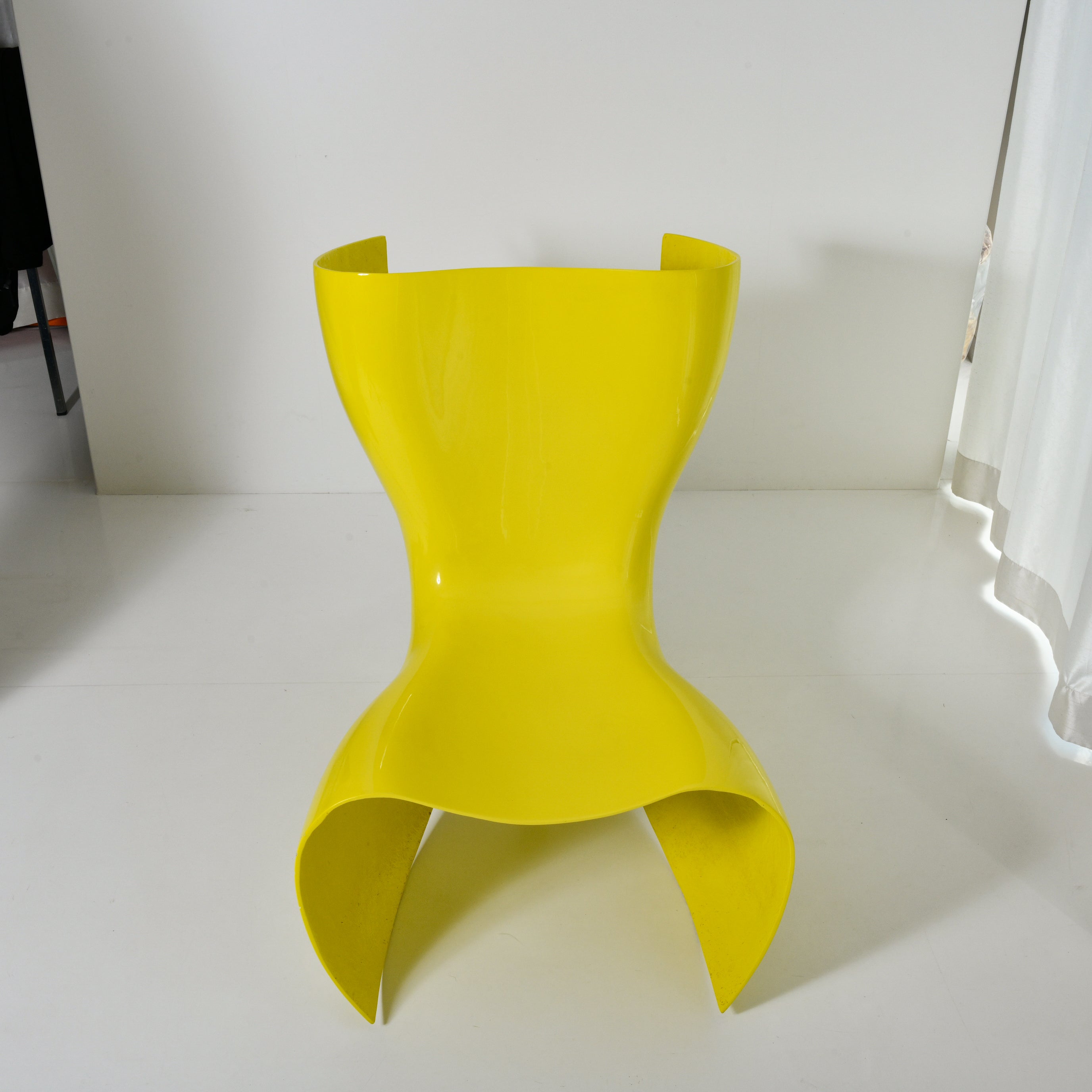 静けさを宿す一脚|マーク・ニューソン《Felt Chair》Cappellini 静けさを宿す一脚|マーク・ニューソン《Felt Chair》Cappellini