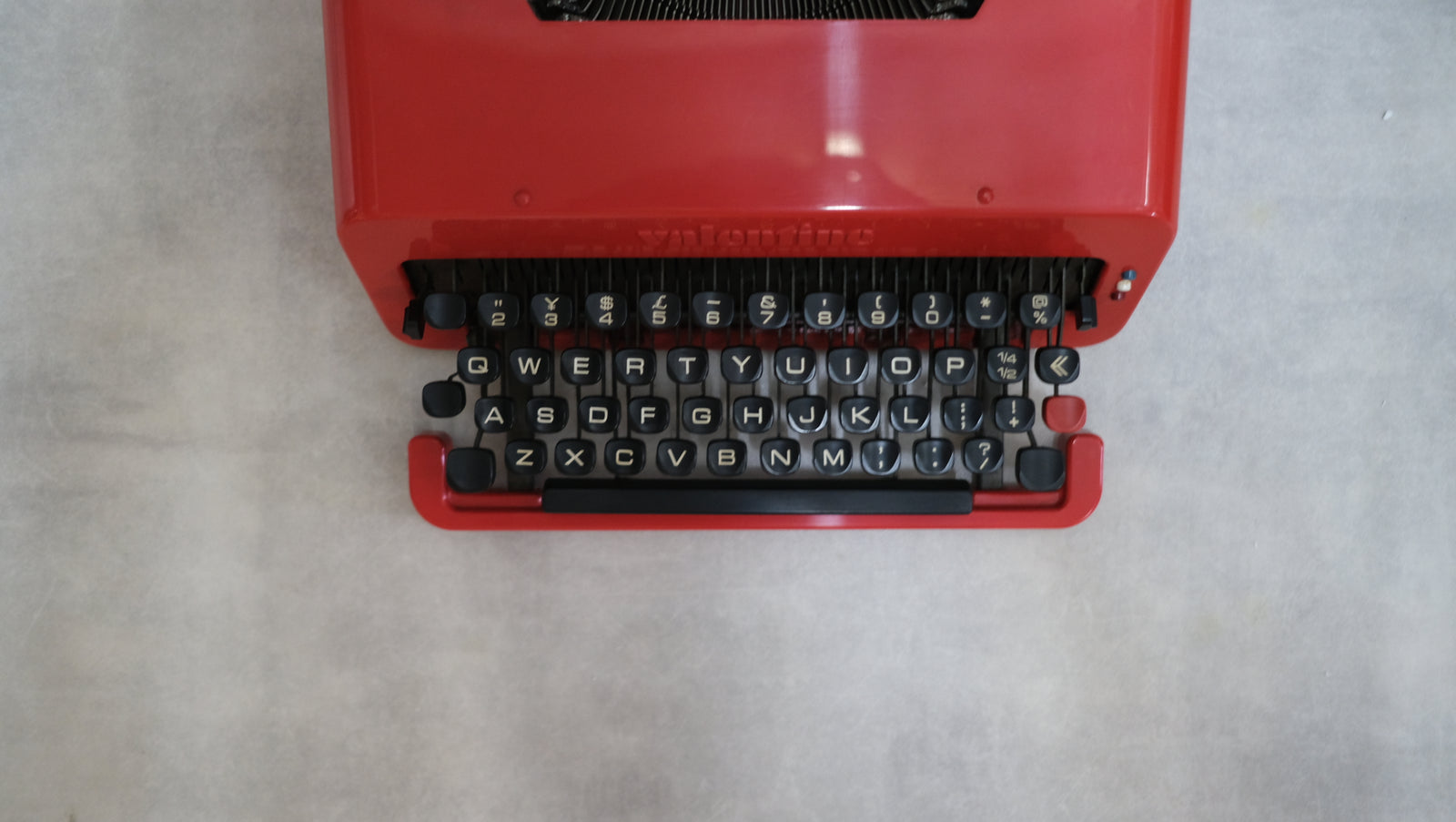 オリベッティ olivetti バレンタイン Valentine タイプライター 赤いバケツ エットーレ・ソットサス Ettore Sott –  Helvetica