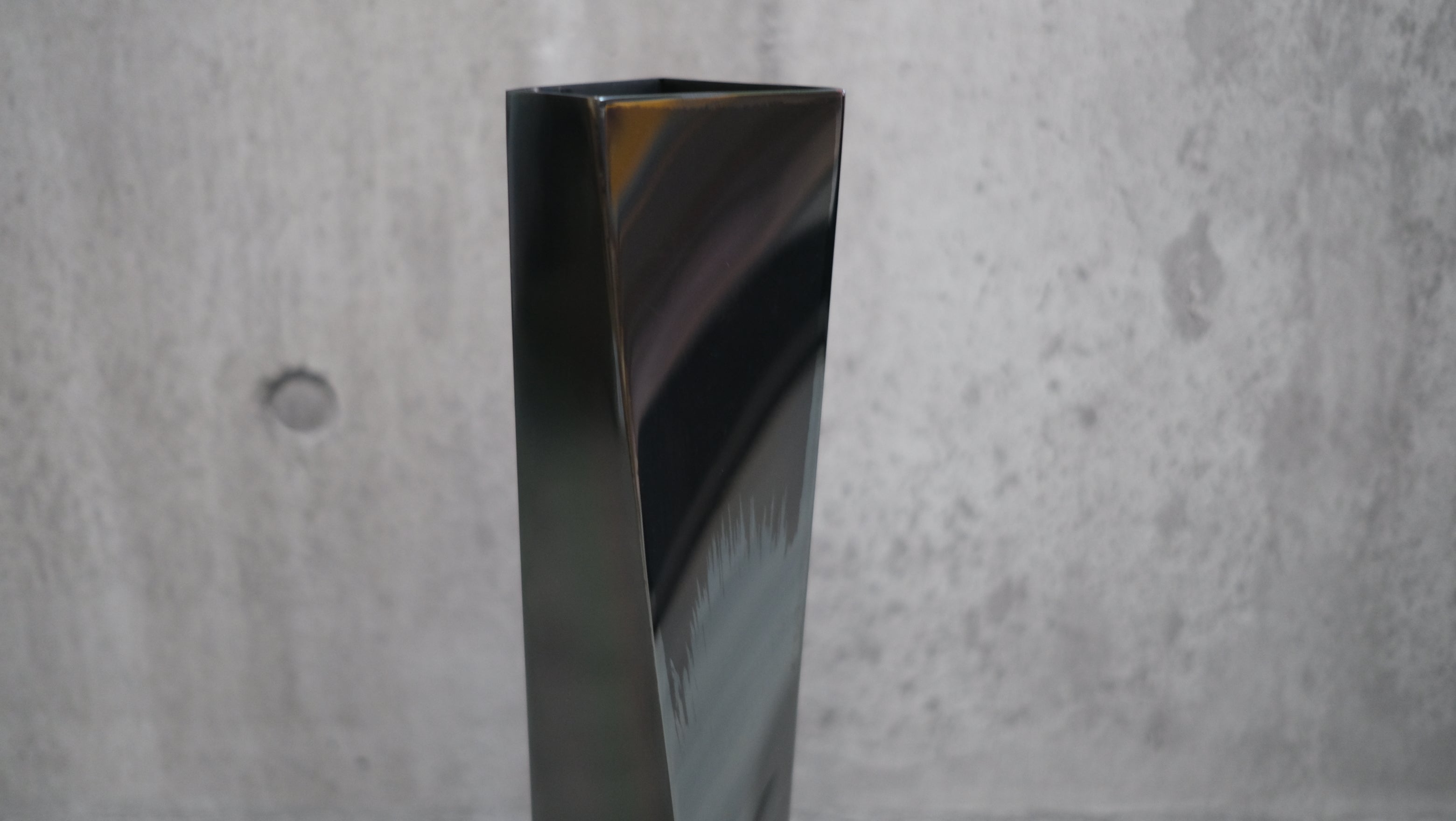 【限定品｜ALESSI】ザハ・ハディッド フラワーベース “CREVASSE” ブラック エディション999