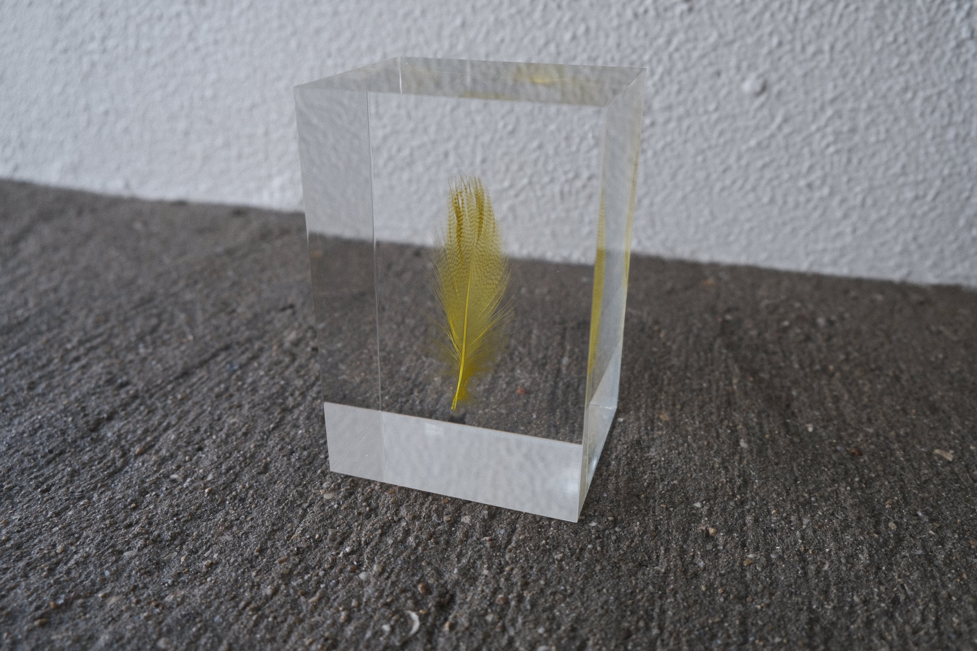 【希少】倉俣史朗《Floating Feather Yellow》封印された一片の軽やかさ