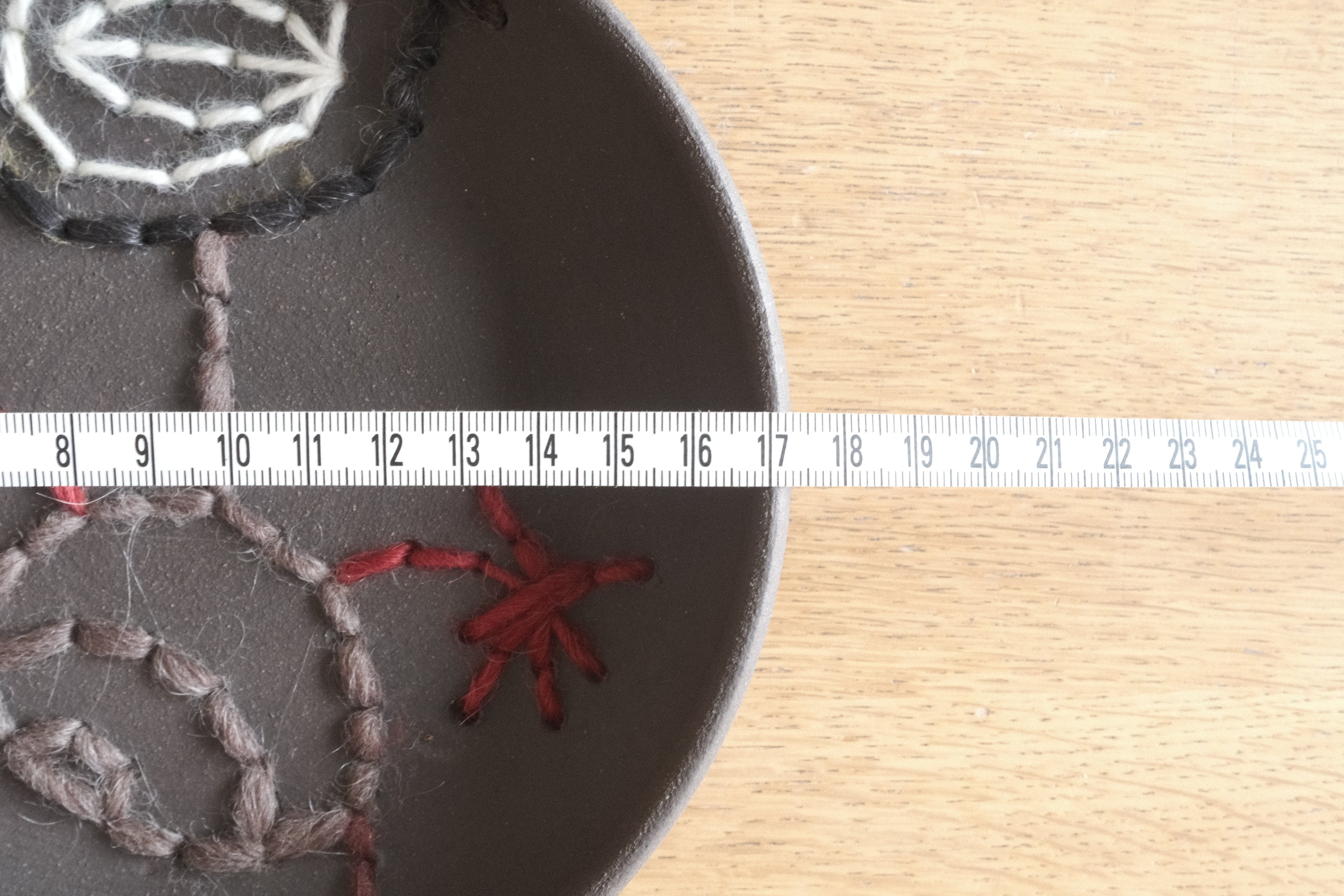 アダム・シルヴァーマン × ルイーズ・ボネット「UNTITLED」2006年 共作陶芸アートピース｜刺繍が彩る美意識の象徴