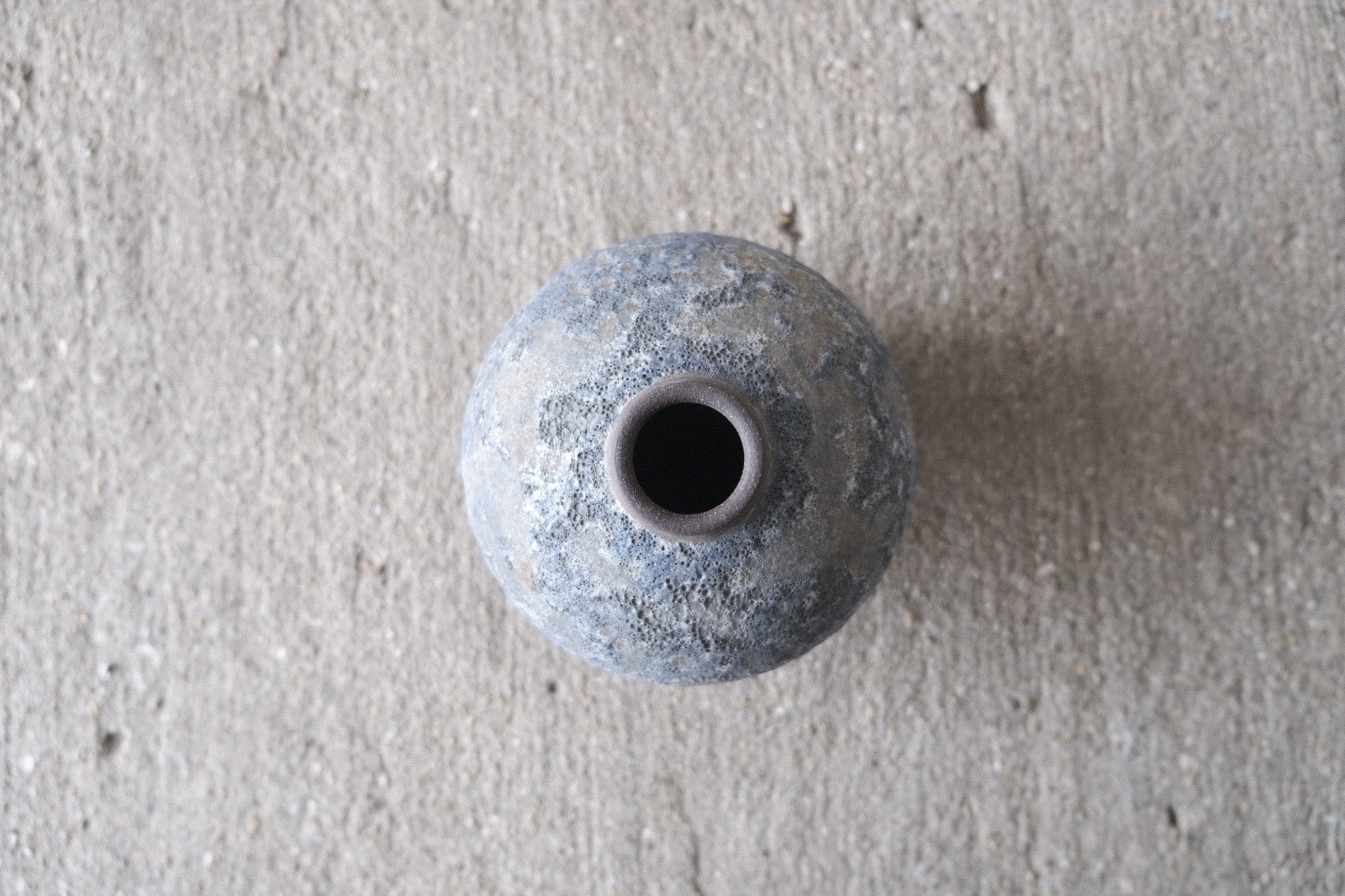 Adam Silverman 陶芸作品《untitled》｜月面のような釉薬表情と自由な造形